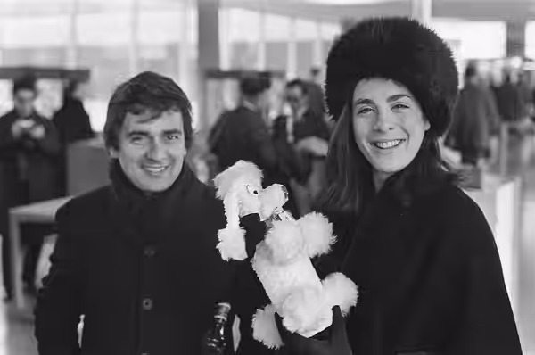 Collectie / Archief : Fotocollectie Anefo Reportage / Serie : [ onbekend ] Beschrijving : Aankomst Eleanor Bron en Dudley Moore op Schiphol Datum : 31 januari 1 (1968)