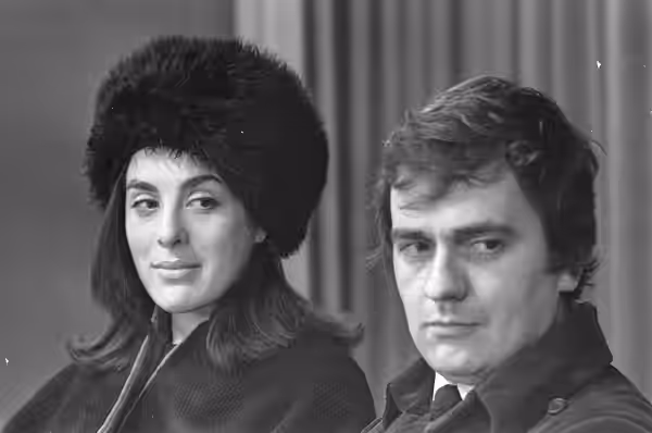 Collectie / Archief : Fotocollectie Anefo Reportage / Serie : [ onbekend ] Beschrijving : Aankomst Eleanor Bron en Dudley Moore op Schiphol (hoofdrolspelers fil (1968)