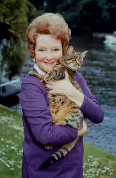 Beryl Reid with her cat (1973)