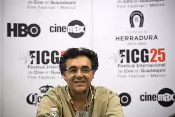 Conferencia de prensa de Rodrigo García (centro), acompañado por la actriz Elpidia Carrillo (derecha) y Enrique Blanc (izquierda) como presentador, dentro de la (2010)