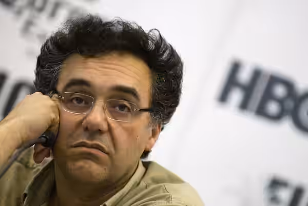 Conferencia de prensa de Rodrigo García (centro), acompañado por la actriz Elpidia Carrillo (derecha) y Enrique Blanc (izquierda) como presentador, dentro de la (2010)
