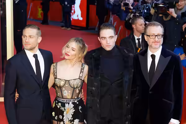 Cast &amp; Crew bei der Premiere von Die versunkene Stadt Z im Zoo Palast bei der Berlinale 2017: v.l.n.r. Charlie Hunnam, Sienna Miller, Robert Pattinson, Jame