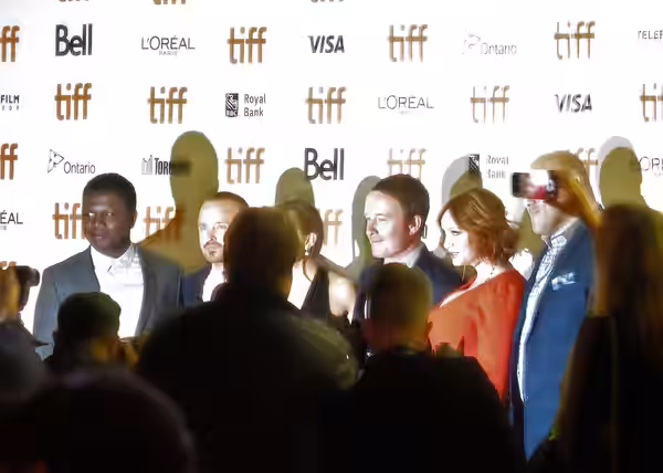 Crazy lighted picture from 50 yards out. That's how much flash they use there. Not sure who is on the left, Sienna Miller is blocked out by someone's head and a (2018)