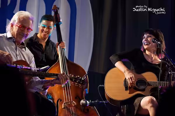 Sara Niemietz &amp; Snuffy Walden performing live at the SAE Institute in Los Angeles California on Saturday June 11th, 2016. Part of the On Stage video product