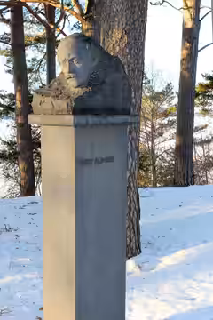 Byst av Carl Milles föreställande Hugo Alfvén på Leksands kyrkogård, Dalarna, Sverige. (2011)