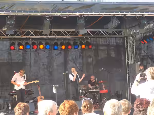 Christian Friedel (mitte) mit Band auf dem Dresdner Postplatz (2011)