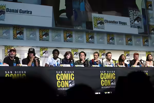 Andrew Lincoln, Norman Reedus, Danai Gurira, Chandler Riggs, Steven Yeun, Lauren Cohan, Ross Marquand, Sonequa Martin-Green, Michael Cudlitz and Christian Serra (2016)
