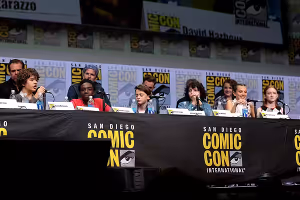 Joe Keery, Shawn Levy, David Harbour, Caleb McLaughlin, Matthew Modine, Noah Schnapp, Dacre Montgomery, Finn Wolfhard, Shannon Purser, Millie Bobby Brown and Sa (2017)