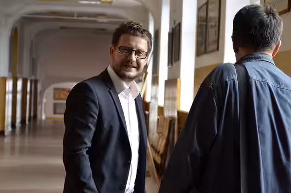 Absolwent I Liceum Ogólnokształcącego im. Stanisława Dubois w Koszalinie podczas obchodów 70-lecia szkoły. (2015)