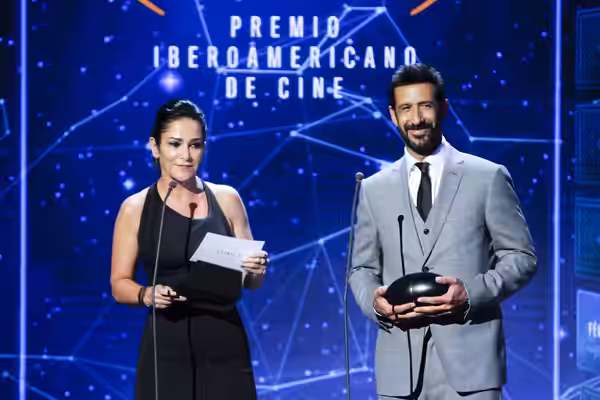 Se realizó la segunda entrega de los Fénix, Premio Iberoamericanos de Cine, en el Teatro de la Ciudad Esperanza Iris, Aquí los los presentadores y cantantes que (2015)