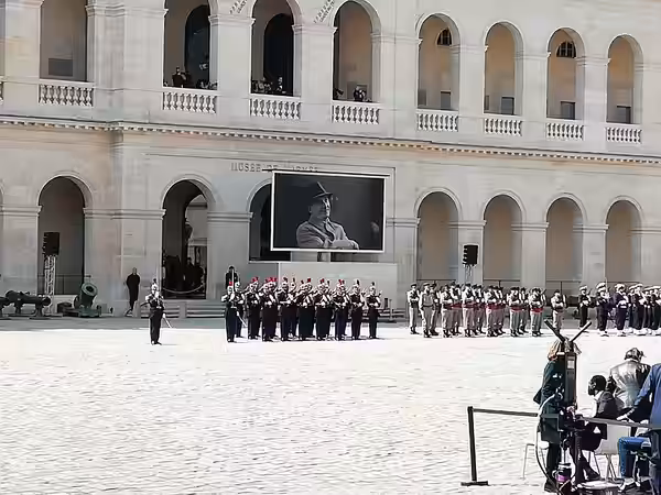 Hommage à Michel Bouquet aux Invalides, en avril 2022.
