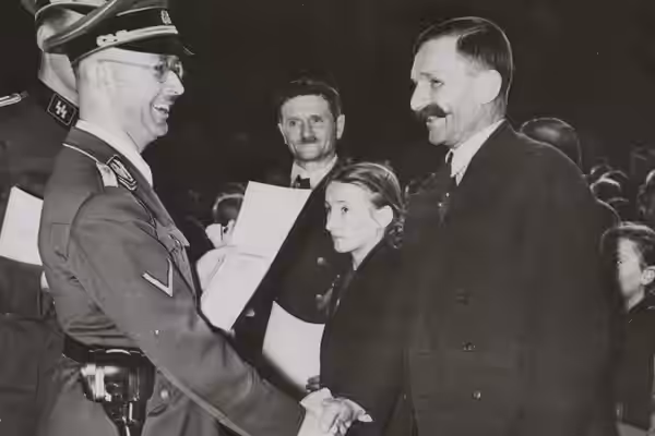 Heinrich Himmler meeting a buconivian repatriated from romania to germany (1941)