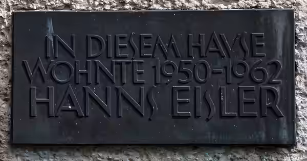Memorial plaque, Hanns Eisler, Pfeilstraße 9, Berlin-Niederschönhausen, Germany (2014)