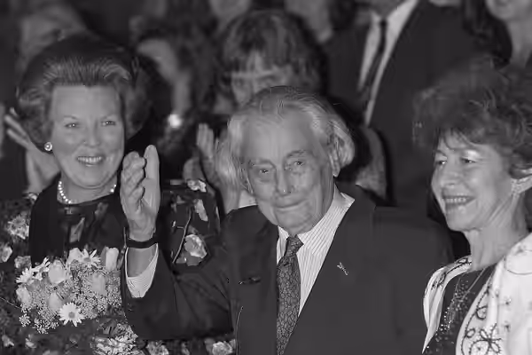 Filmfestival Rotterdam. Van links naar rechts Koningin Beatrix, filmregisseur Joris Ivens en zijn vrouw Marceline Loridan 26 januari 1989