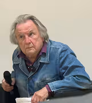 Régis Debray, écrivain, philosophe et haut fonctionnaire français, pendant une conférence à la Fondation Charles de Gaulle, Paris. (2023)