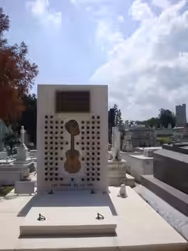 A picture of Compay Segundo's grave in the cemetery of Santiago de Cuba (2009)