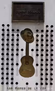 Curioso detalle de la lápida de Compay Segundo («Las flores de la vida» representan todos y cada uno de los años de su vida; 95 años)