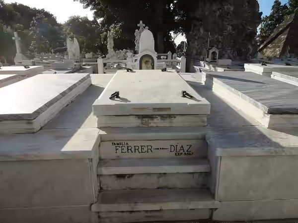 Grab des Sängers Ibrahim Ferrer auf dem Cementerio Cristóbal Colón (2016)