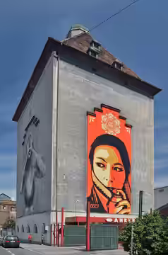 Ankerbrot factory, the biggest bakery in Vienna, at Favoriten. Mural by Shepard Fairey (May 2013). On the left side mural by faith47 (June 2013). (2014)