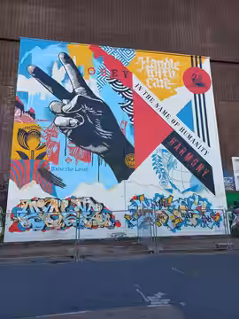 Raise the level van Shepard Fairey op STRAAT Museum, NDSM-terrein, Amsterdam-Noord (2023)