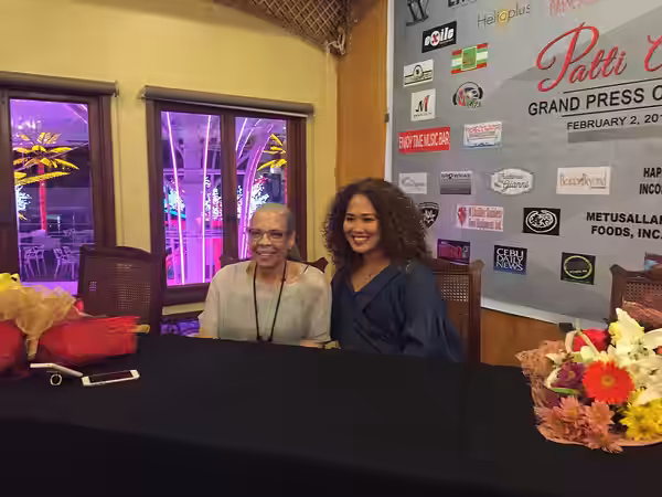 Photo of Patti Austin and Anna Fegi at a press conference in Cebu in 2017