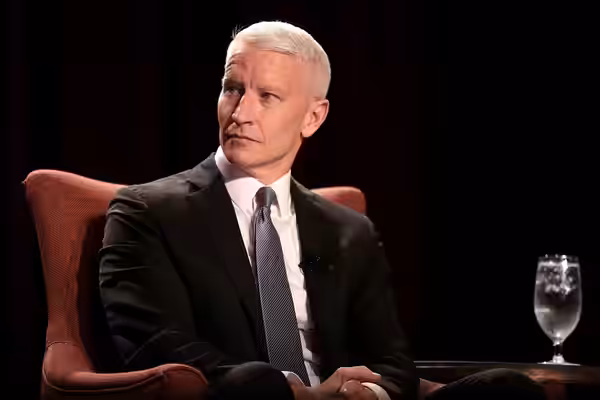 Anderson Cooper speaking with attendees at the 35th Annual Cronkite Award Luncheon at the Sheraton Grand Phoenix in Phoenix, Arizona. Please attribute to Gage S (2018)