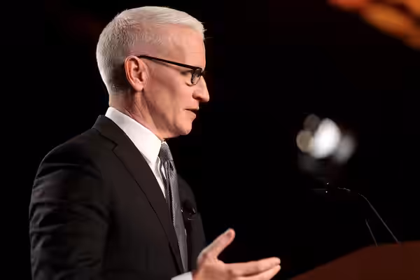 Anderson Cooper speaking with attendees at the 35th Annual Cronkite Award Luncheon at the Sheraton Grand Phoenix in Phoenix, Arizona. Please attribute to Gage S (2018)