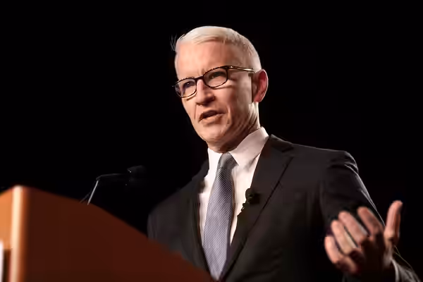 Anderson Cooper speaking with attendees at the 35th Annual Cronkite Award Luncheon at the Sheraton Grand Phoenix in Phoenix, Arizona. Please attribute to Gage S (2018)