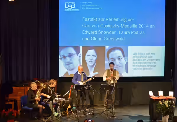 Festakt zur Verleihung der Carl-von-Ossietzky-Medaille 2014 in der Urania (Berlin) mit der Gruppe "TrioPaco+", Wolfram Beyer Klarinette
