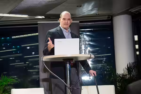 William E Binney, talare "Drilling into the core problems" i "Hardwiring Freedom"-spåret. Foto: Sara Arnald / CC-BY (2015)