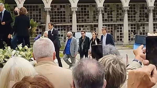 Louis et Matthieu Chedid lors des obsèques de Françoise Hardy au crématorium du Père-Lachaise, le 20 juin 2024.