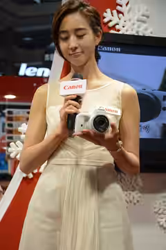 ​2013年台北資訊月，Canon攤位，張鈞甯眯眯眼。