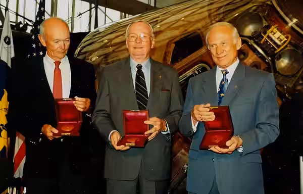 Wash D.C " Air and space museum " 30th anniv. of moon landing July 20th, 1999