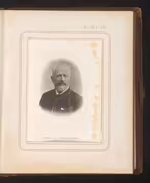 IdentificatieTitel(s): Portret van Pyotr Ilyich TchaikovskyObjecttype: fotomechanische afdruk albumblad Objectnummer: RP-F-F00667-AEOpschriften / Merken: naam, 