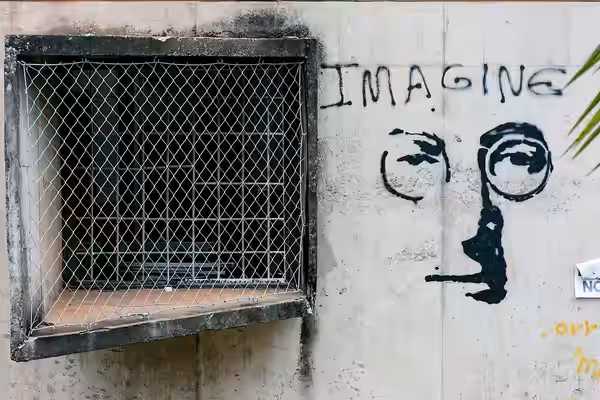 Brasília, 02 de Abril de 2018. Arte realizada no Restaurante Universitário (RU), relembra grande sucesso do músico e ativista, John Lennon. Ao lado, janela da c