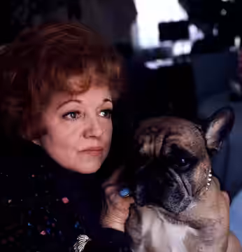 Portrait of Hermione Baddeley. Portrait of Hermione Baddeley at her flat in Victoria London (1978)