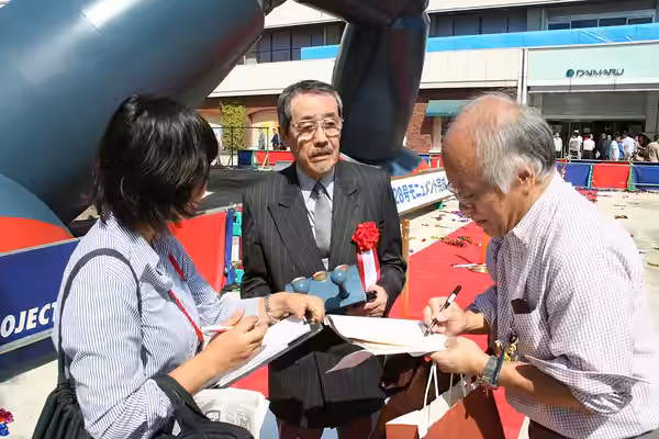 矢田稔。日本・東京出身の声優。2009年10月4日、兵庫県神戸市長田区若松公園にて開催された鉄人28号増完成記念式典にて撮影。