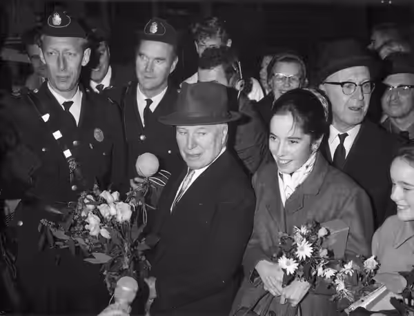 Charlie Chaplin i trängseln på Arlanda med 15-åriga dottern Josephine närmast. (1964)