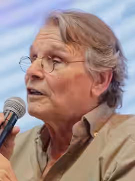 Daniel Pennac en conférence lors du salon du livre de Paris 2017.