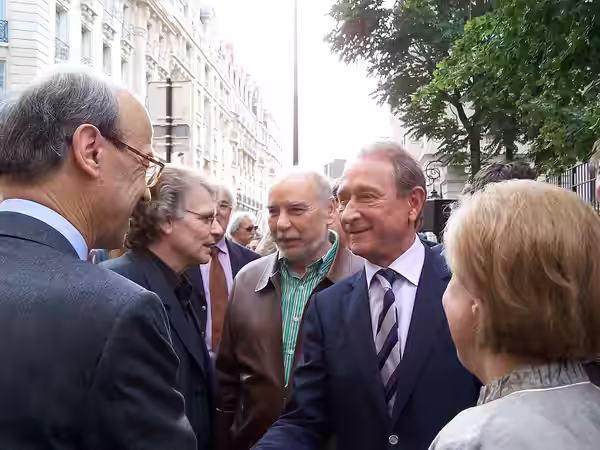 Inauguration de la rue Gaston-Gallimard arrivée du maire Bertrand Delanoë - présence de Daniel Pennac et Tahar Ben Jelloun (2011)