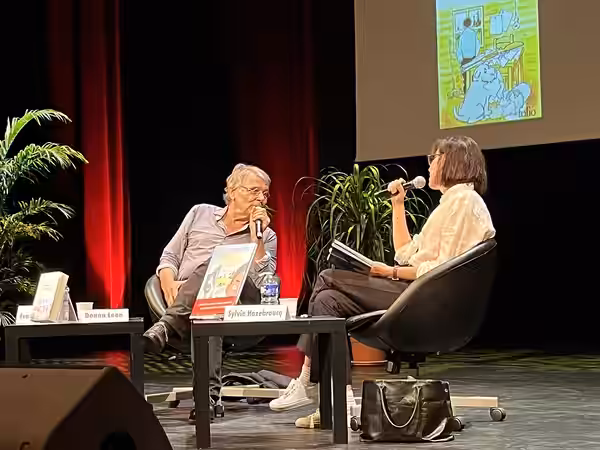 L'écrivain Daniel Pennac intervenant pendant le festival Lire en Poche de Gradignan en 2023.