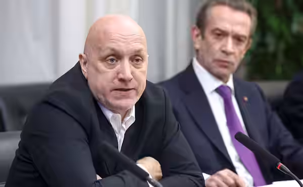 Писатель Захар Прилепин и председатель Союза театральных деятелей России Владимир Машков в ходе заседания Совета по культуре (в режиме видеоконференции). Фото:  (2026)