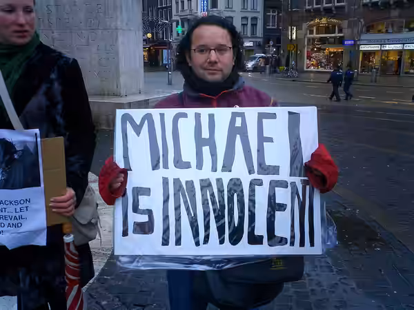 Fans protest Michael Jackson's innocence in the child molestation scandal in 2004 (2003)