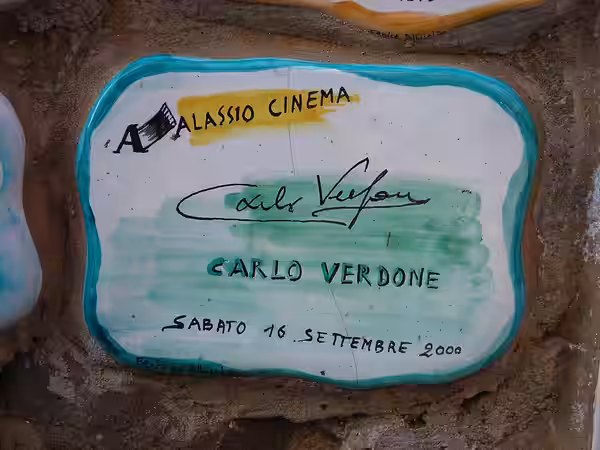 Una piastrella del Muretto di Alassio autografata da Carlo Verdone