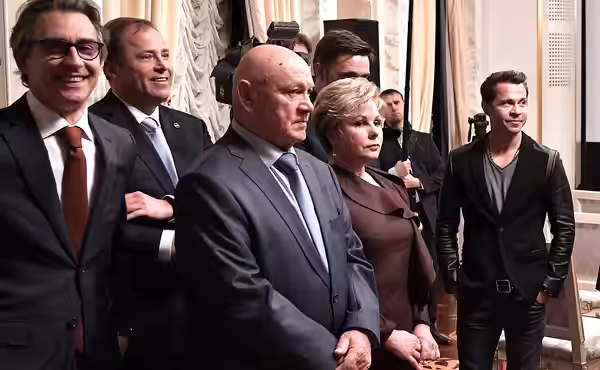 Перед началом встречи Президента России Владимира Путина со съёмочной группой фильма «Салют-7». (2017)