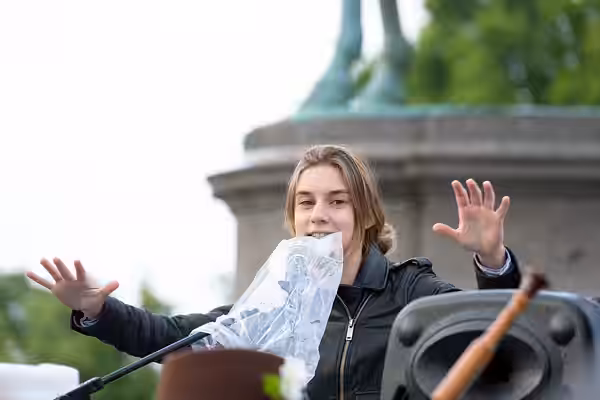 Maya Unger at the 2-Meter-Abstand Demo für Kunst und Kultur #3 (2 meter distance demonstration for art and culture #3) on Maria-Theresien-Platz in Vienna,Austri (2020)
