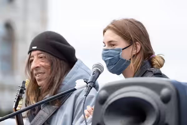 Maya Unger and Harri Stojka at the 2-Meter-Abstand Demo für Kunst und Kultur #3 (2 meter distance demonstration for art and culture #3) on Maria-Theresien-Platz (2020)