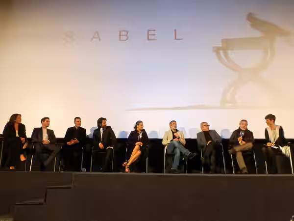 Algunos de los actores, director y guionista de Isabel en el pase especial de proyección último capítulo de la 2ª temporada, en el cine Capitol de Madrid. (2013)