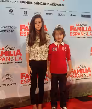 Gabriel Delgado con su hermana Priscilla Delgado, en el photocall de "La Gran Familia Española". Septiembre 2013