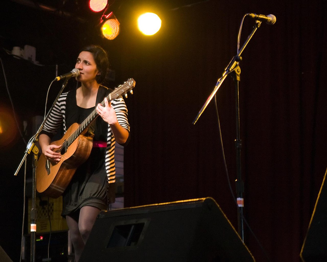 Madeleine Sami singing solo at the Kings Arms, Auckland, New Zealand (2007)
